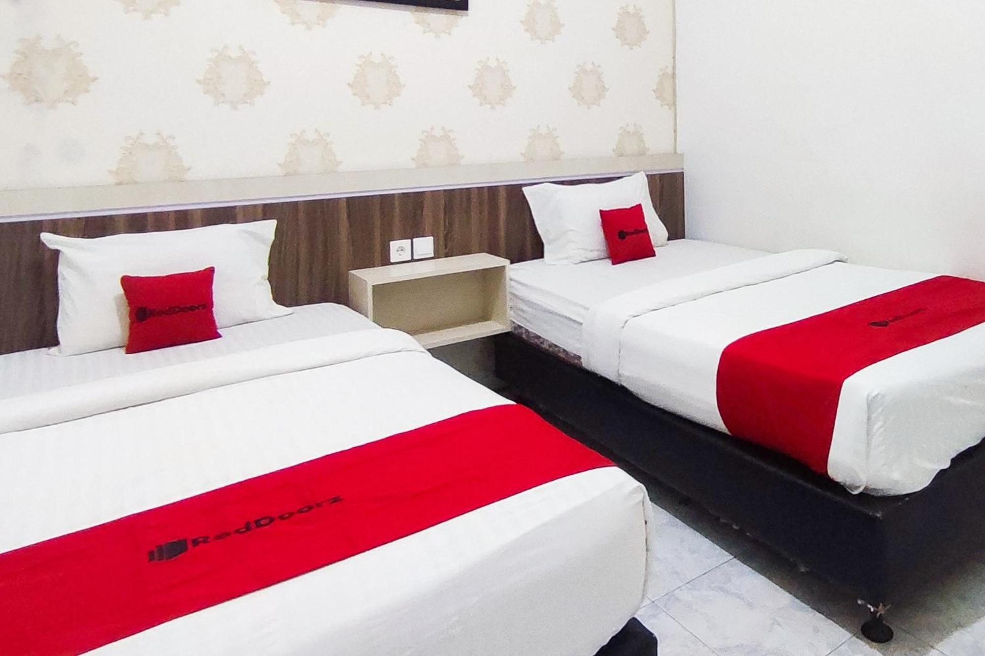 Reddoorz Syariah At Penginapan Eby Padang Luaran gambar